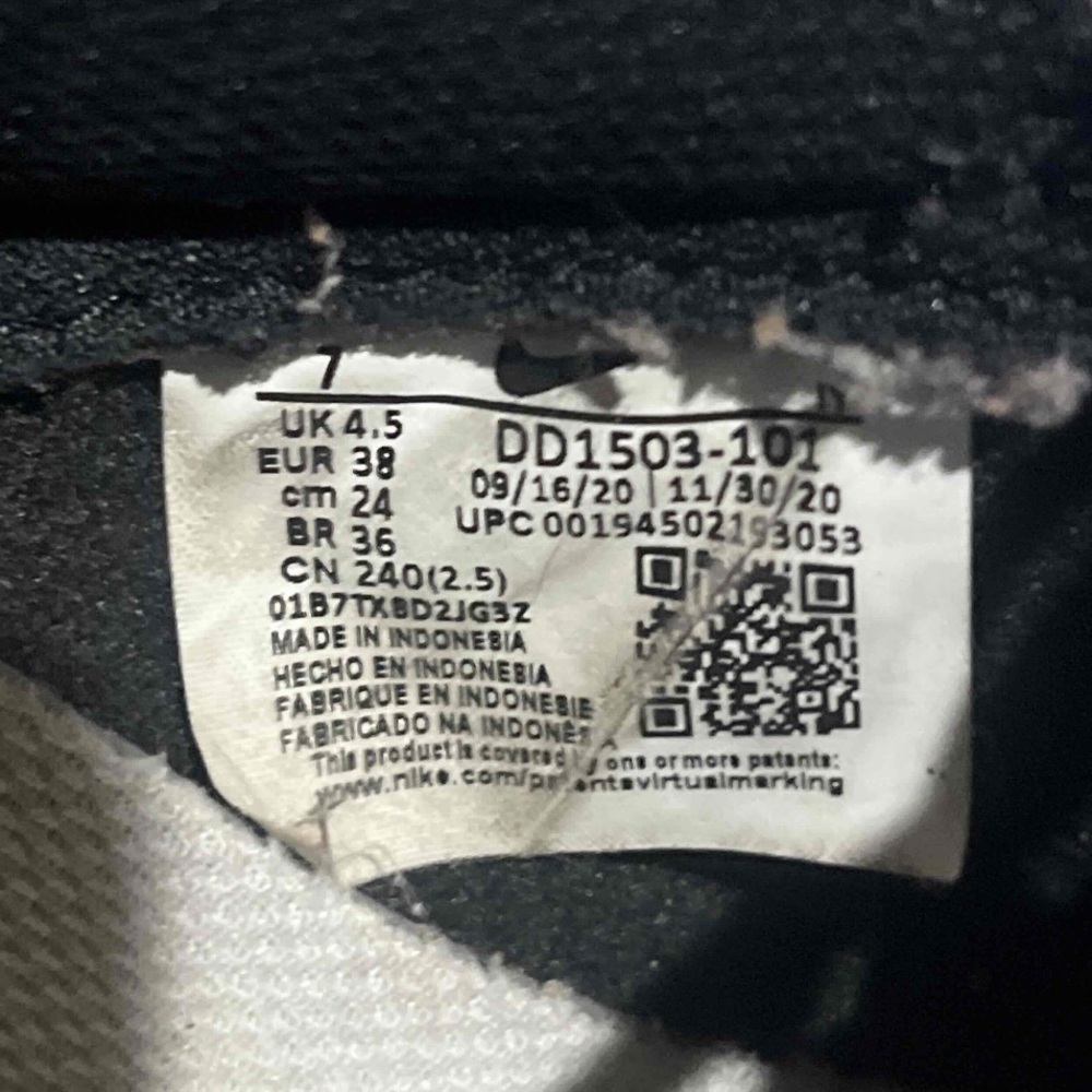 Nike Classic Black and White Low-Tops - Picture 6 of 6